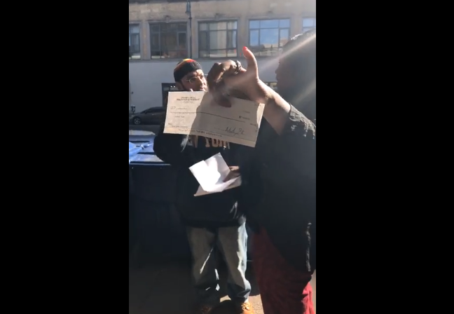 Un indigente encontró un cheque por 10 mil dólares y buscó a su dueña para devolvérselo | Internacionales