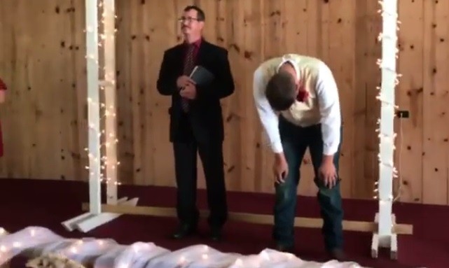 #VideoViral El novio se quiebra de emoción ante la sorpresa que recibe mientras su novia camina hacia el altar | Redes