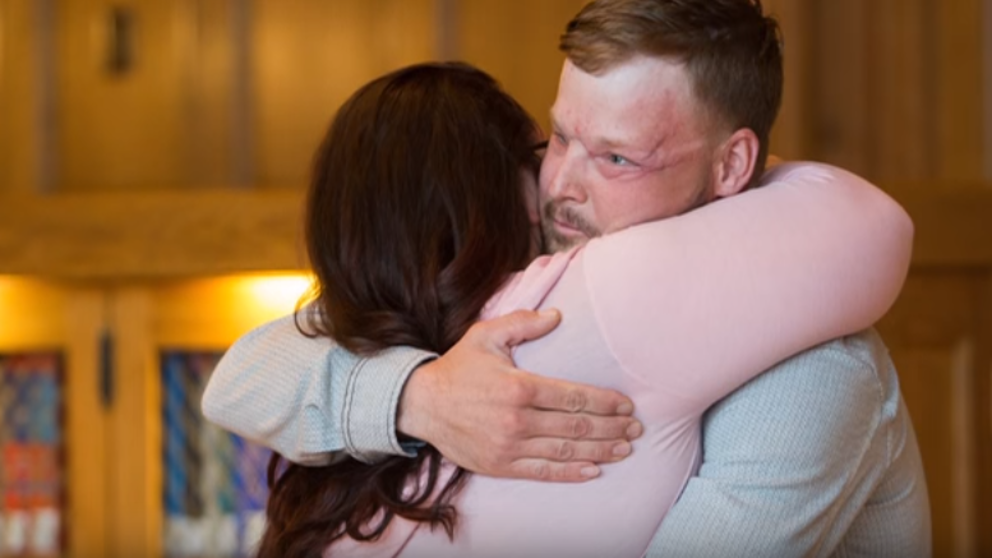 Video conmovedor: el abrazo entre la viuda y el hombre que ahora lleva el rostro de su marido | Internacionales