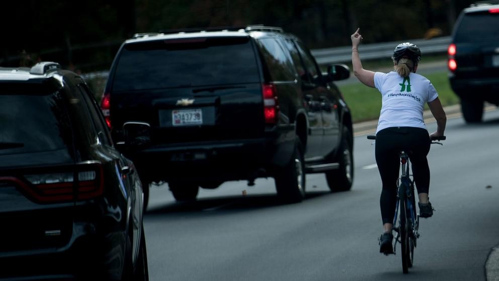 La despidieron por un gesto obsceno a Trump y le regalan 100 mil dólares | Internacionales