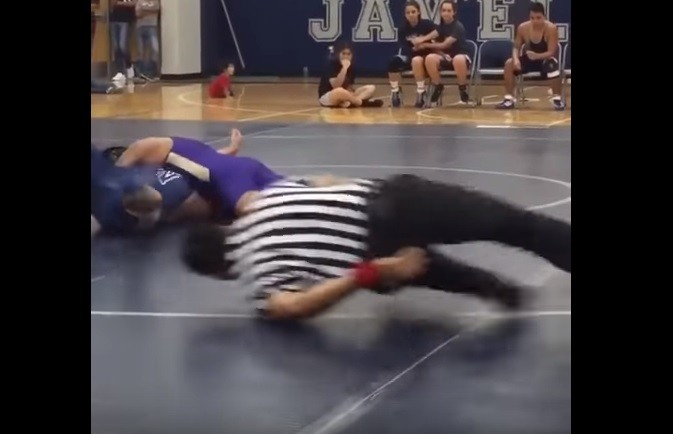 Video: el árbitro "araña" | Redes