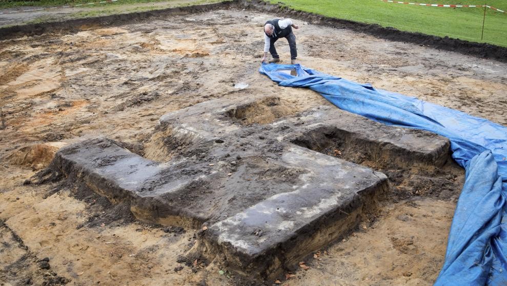 Misterio en Alemania: hallaron una esvástica gigante enterrada en una cancha de fútbol | Internacionales