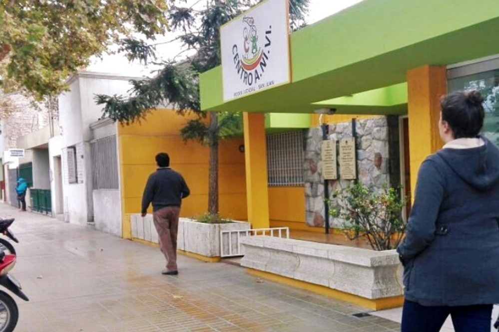 Aberrante: Madre abusaba de sus tres hijos, los prostituía y tenía sexo con un pitbull | Actualidad