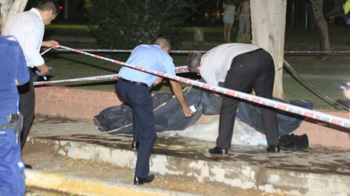 Estaba esperando a su novia en una plaza y murió al ser alcanzado por un rayo | Actualidad