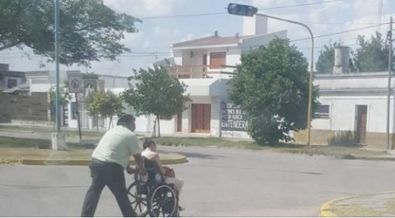 Chofer se bajó del colectivo y llevó a una pasajera en silla de ruedas hasta su casa | Actualidad