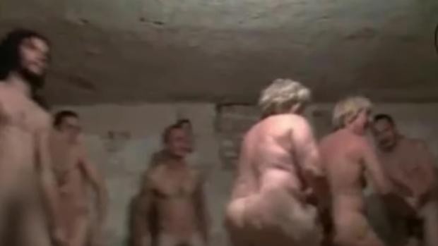 Polémica por un video con personas jugando desnudas dentro de una cámara de gas | Internacionales