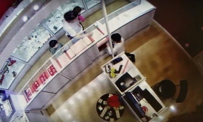 Video: usaron a sus hijos para robar en una joyería | Internacionales