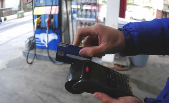 Suspenderán desde el 1 de enero el pago con tarjeta de crédito en estaciones de servicio | Actualidad