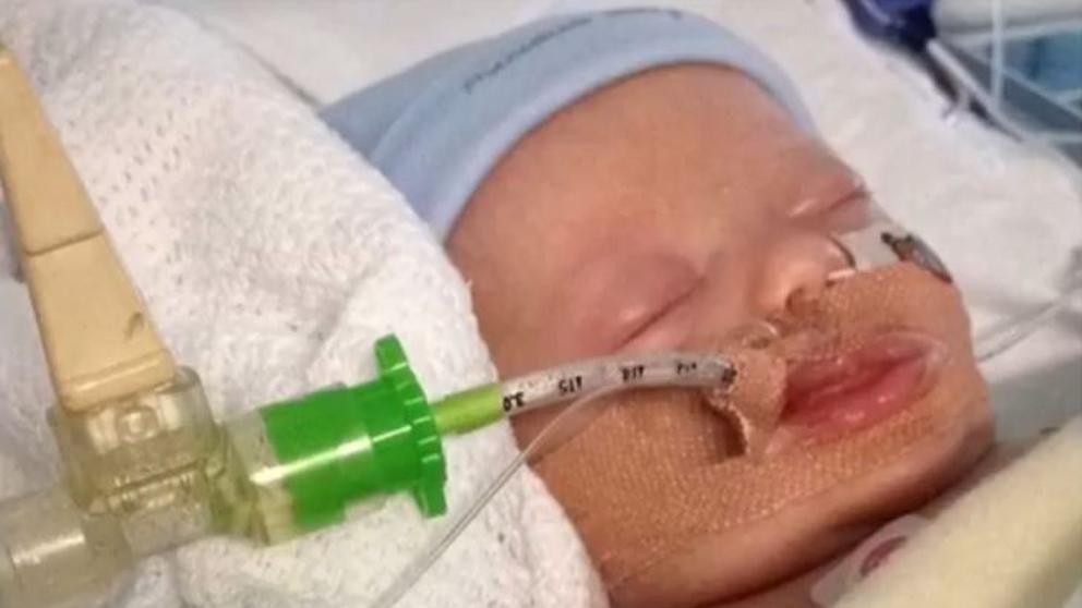 Llegó al hospital con su bebé que no respiraba y la mandan a esperar su turno en la sala de espera | Internacionales