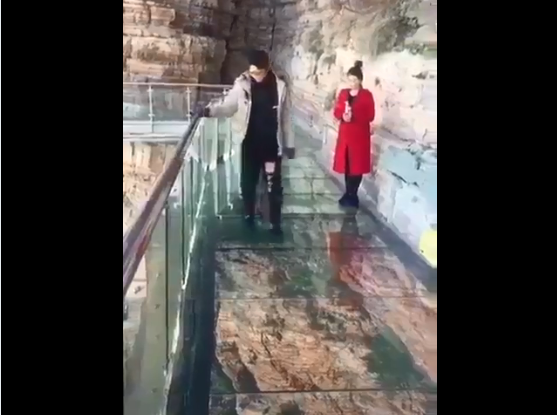 La broma más cruel: un puente colgante de cristal se rompe bajo los pies de un turista | Redes