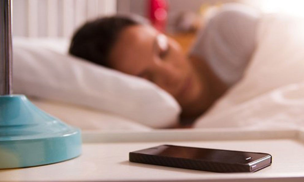 Por qué es peligroso dormir con el celular cerca de la cama | Curiosidades
