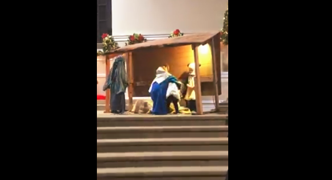 Viral: la divertida pelea entre la Virgen María y una oveja en un pesebre viviente | Redes