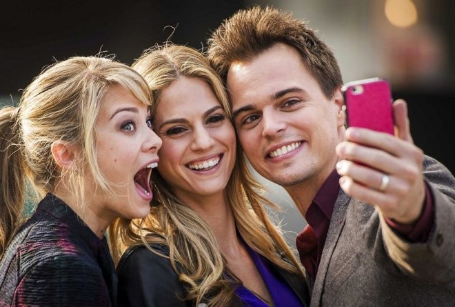 Empresa ofrece amigos en alquiler para sacarse "selfies" | Curiosidades