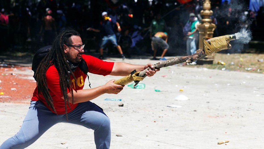 Rechazan eximir de prisión al militante que lanzó un "mortero" frente al Congreso | Política