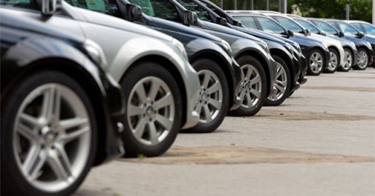 Oficializaron la baja de impuestos internos para autos de gama media | Política