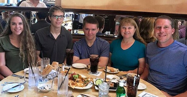 EE.UU.: un adolescente mató a sus padres, a su hermana y a una amiga de la familia antes de Año Nuevo | Internacionales