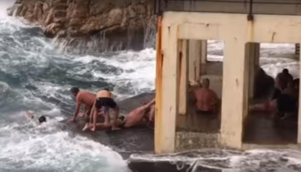 Un tradicional chapuzón de año nuevo terminó en tragedia | Internacionales