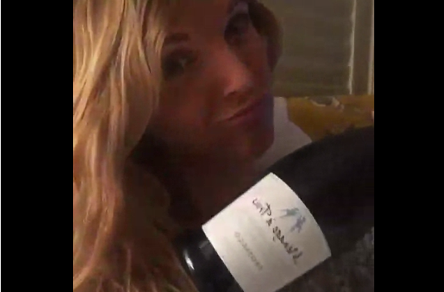 Video viral: una joven posa con una botella de champagne cuando comete un doloroso error | Redes