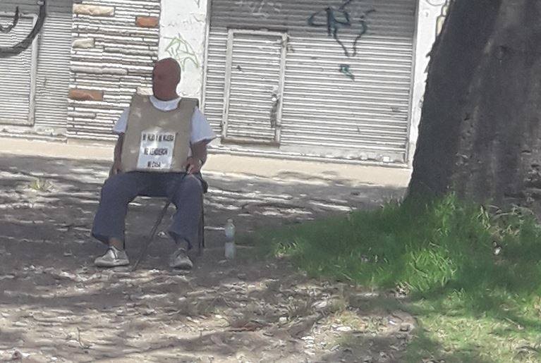 Un hombre sin techo denuncia que su hijo y su nuera le vendieron la casa | Redes