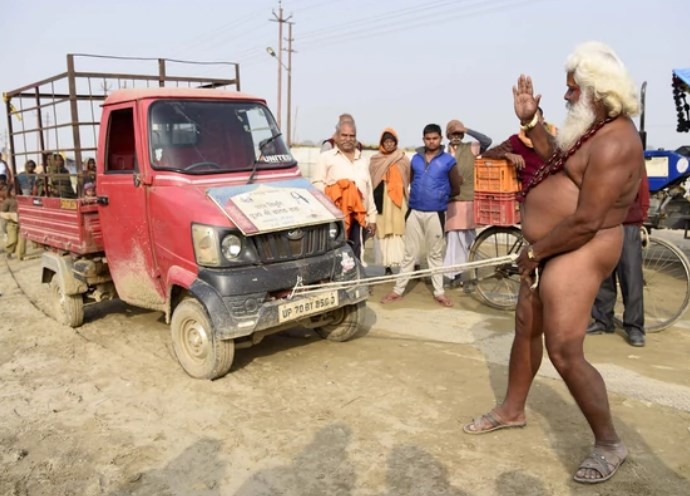 Un hombre arrastró una camioneta con su pene en la India para demostrar su "fortaleza espiritual" | Curiosidades