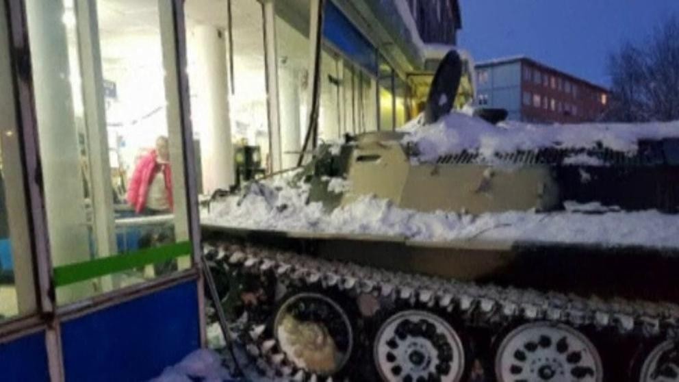 Todo por el vino: un ruso se robó un tanque de guerra para asaltar un local de venta de bebidas | Redes