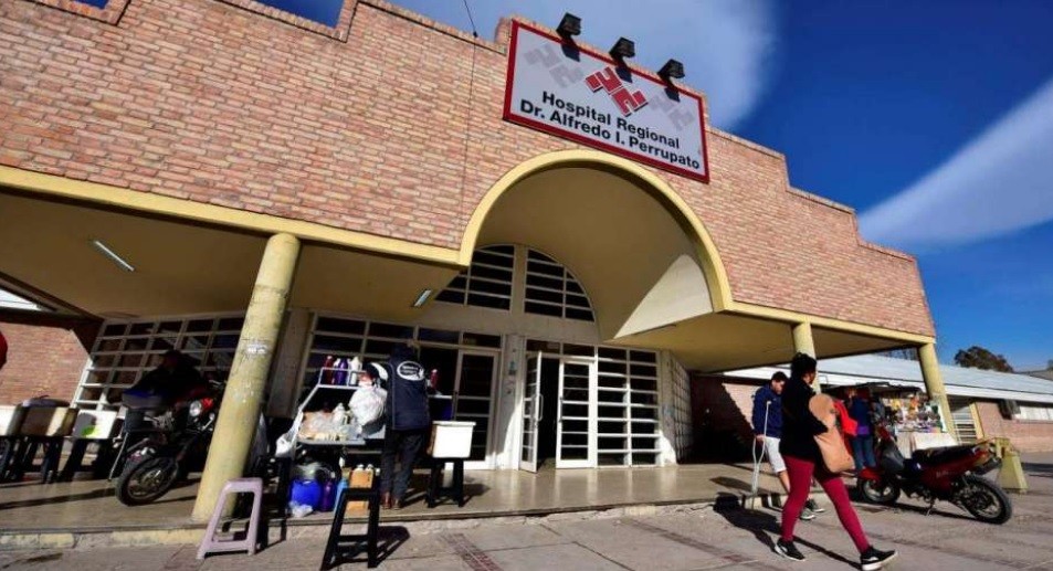 Tres policías ayudaron a una joven a dar a luz a su bebé | Política