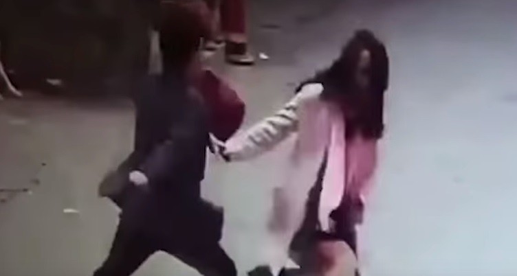 Video: viajó 800 kilómetros para darle una paliza a una mujer que le puso una mala calificación online | Redes