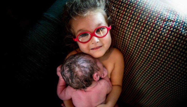 La foto de la nena de 3 años que ayudó en el parto de su hermanito conmueve al mundo | Redes