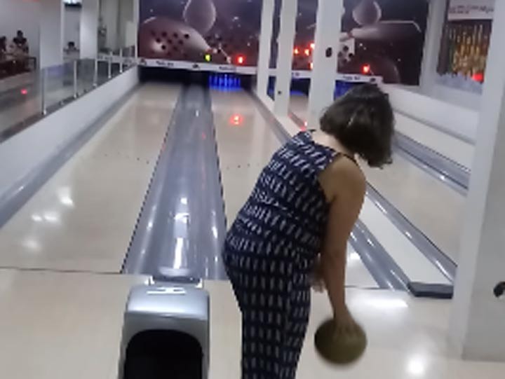 Video viral: el desopilante accidente de una mujer, mientras aprendía a jugar al bowling | Redes