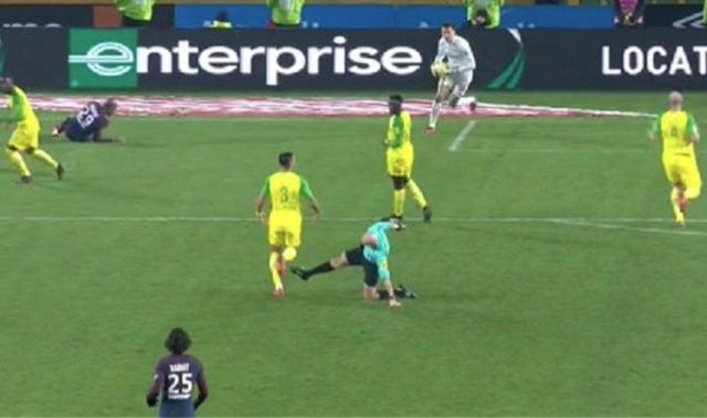 Tarjeta roja para el referí que le tiró una patada a un jugador y luego lo expulsó | Deportes