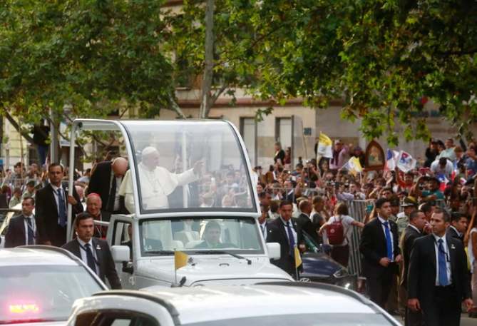 Un hombre murió mientras esperaba el paso del papa Francisco en Chile | Internacionales