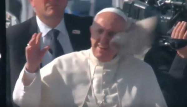 Alerta por la seguridad del Papa en Chile: le arrojaron un objeto en la cara cuando saludaba a los fieles | Actualidad