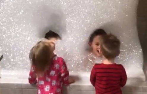 El espectacular baño de espuma con el que un padre sorprendió a sus hijos | Redes