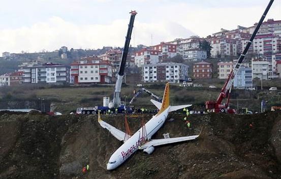 Así fue el rescate del avión que aterrizó en un acantilado en Turquía | Internacionales