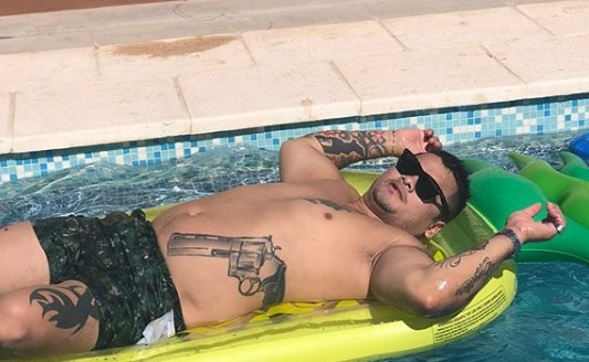 El Chino Maidana volvió a demostrar su amor a las armas: así dispara hacia un arroyo | Redes