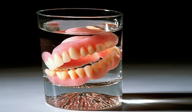 Se tragó su dentadura postiza mientras dormía, terminó en terapia intensiva | Actualidad