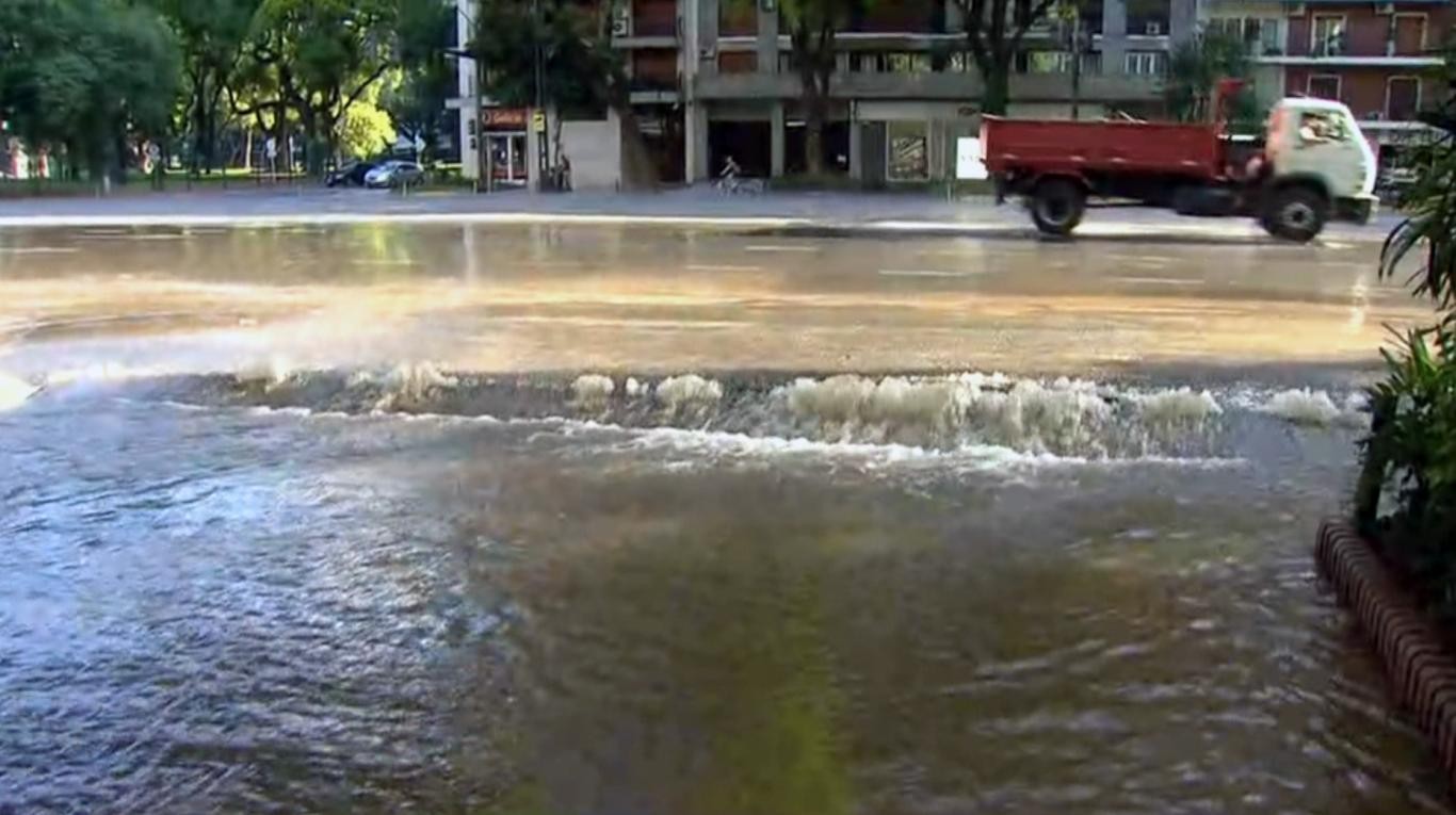 Palermo inundado por la rotura de un caño en Avenida Libertador y Salguero | Actualidad