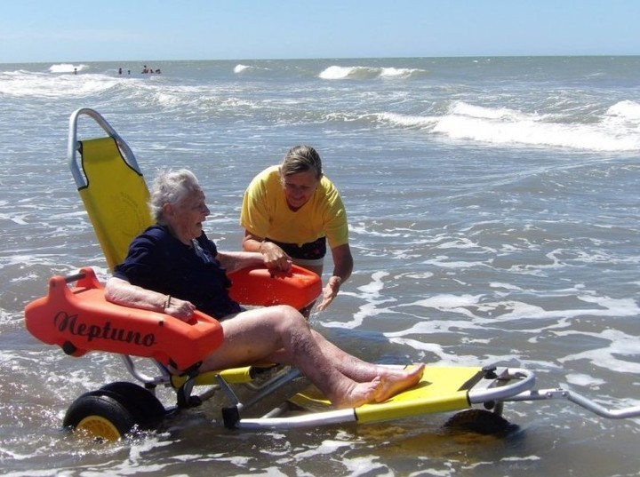 Una mujer de 103 años disfrutó de un baño de mar con una silla especial | Actualidad