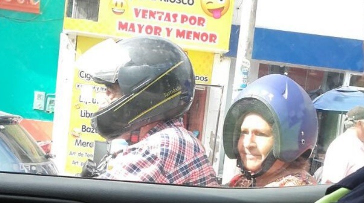 La mujer que se puso mal el casco y se convirtió en un fenómeno viral | Redes