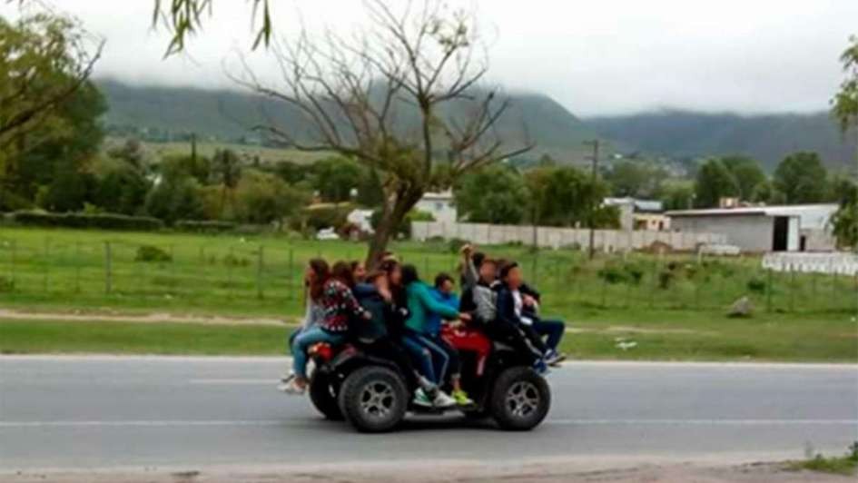 Indignación por la foto en la que se ve a un cuatriciclo con más de 10 chicos circulando por una ruta en Tucumán | Actualidad