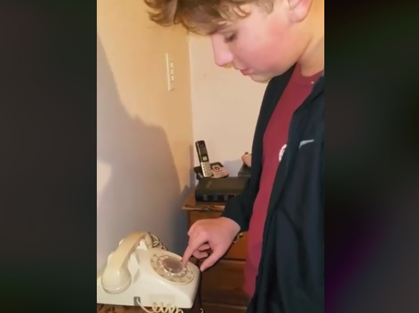 Imperdible: el divertido video de un adolescente intentando usar un teléfono viejo | Redes