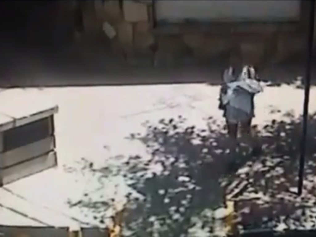 Conmoción en Mendoza: el video del momento en el que abandonan a una beba recién nacida | Actualidad