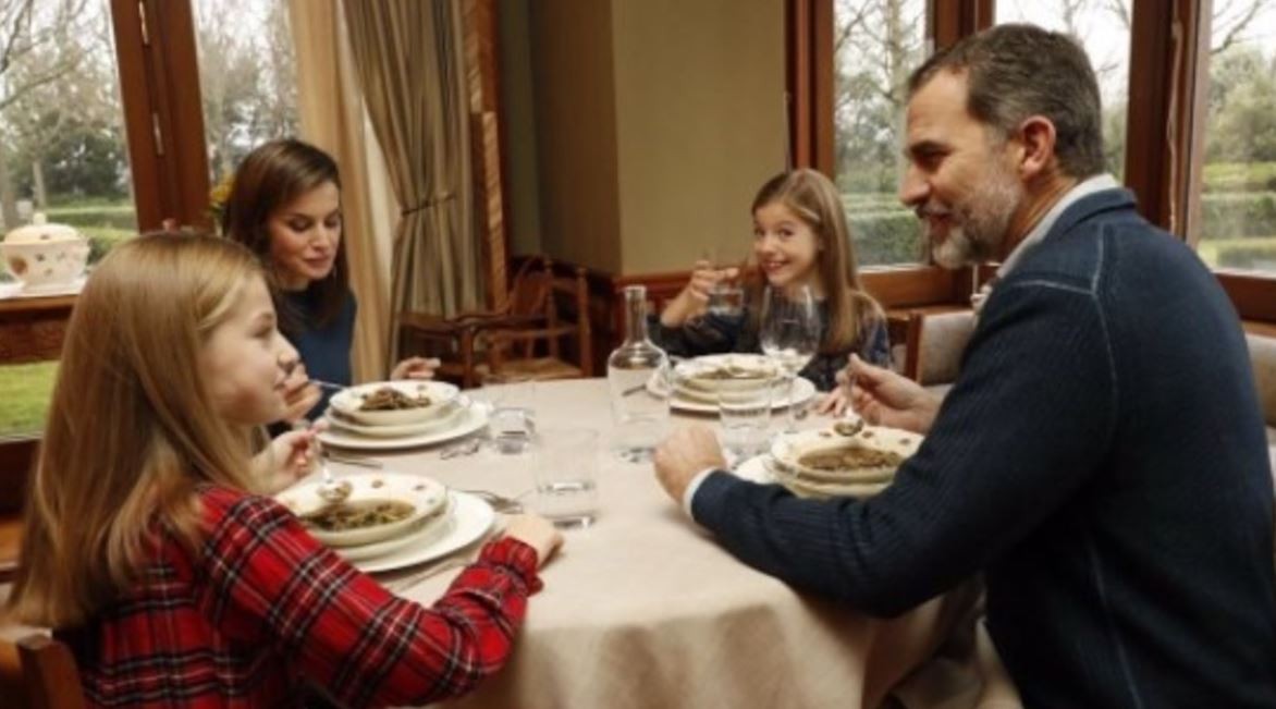 El rey de España celebró su cumpleaños 50 con un inédito "reality show" | Internacionales