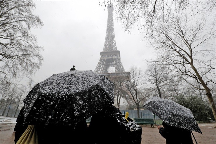 Fuerte nevada en París: cierran la Torre Eiffel | Internacionales