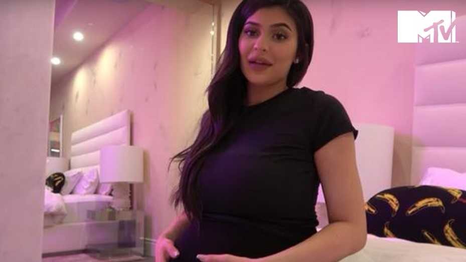 Kylie Jenner reveló el nombre y la primera foto de su hija | MTV News