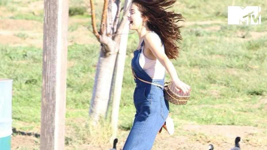 La insólita razón por la que Selena Gomez persigue patos en un parque | MTV News
