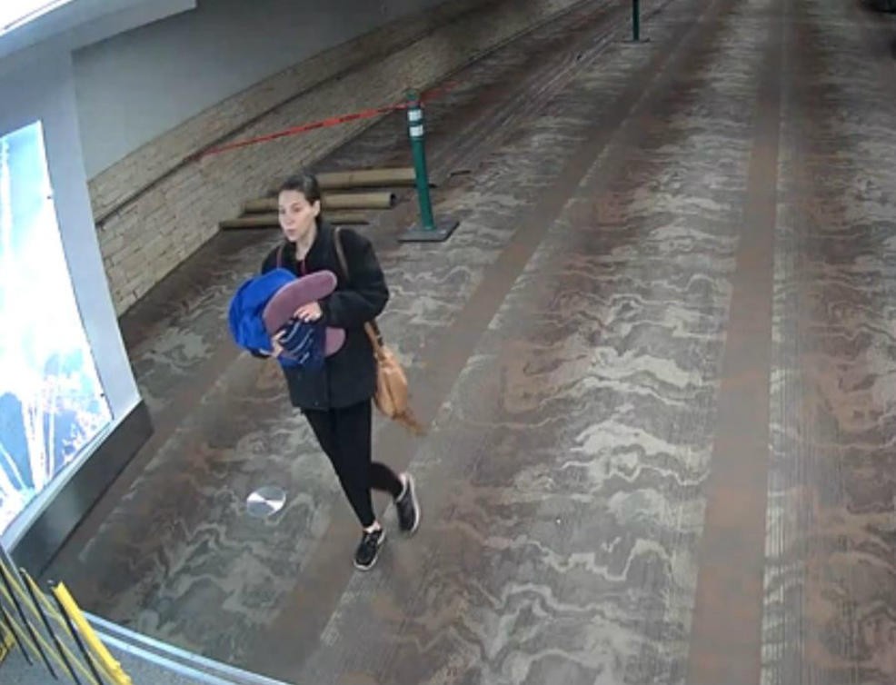 La extraña carta de la mujer que abandonó a su bebé recién nacido en un aeropuerto | Internacionales