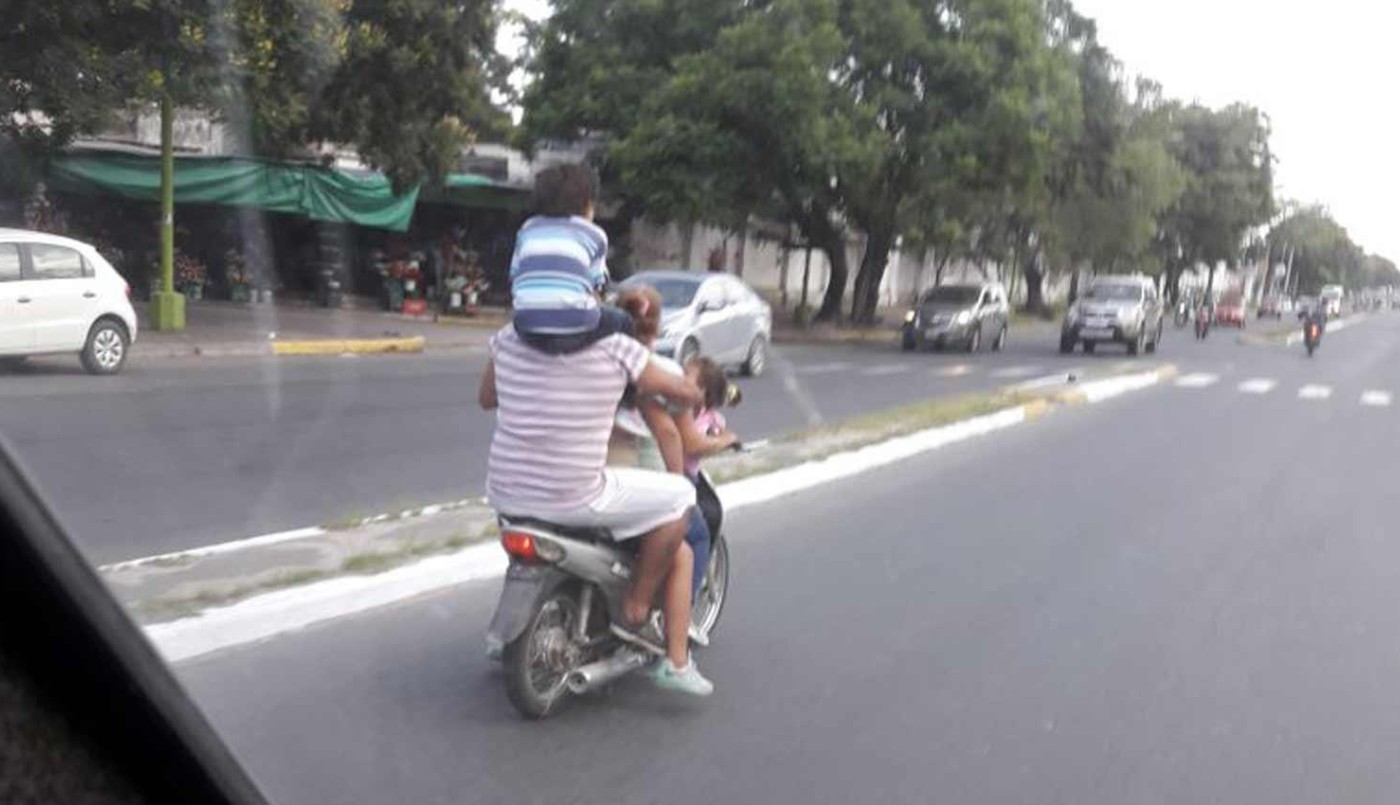 Indignación en las redes: un hombre iba en moto y llevaba a un nene sobre los hombros | Redes