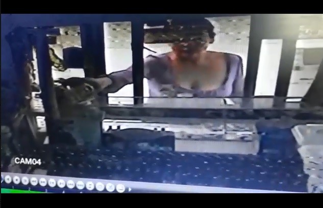 Video: una mujer le enseña a robar a una nena en un quiosco | Redes