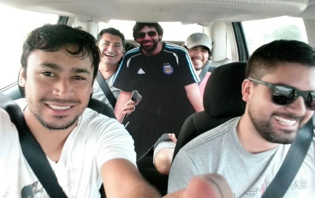 Carnaval si o si: No pudo viajar y sus amigos llevaron su gigantografía para que aparezca en las fotos | Redes